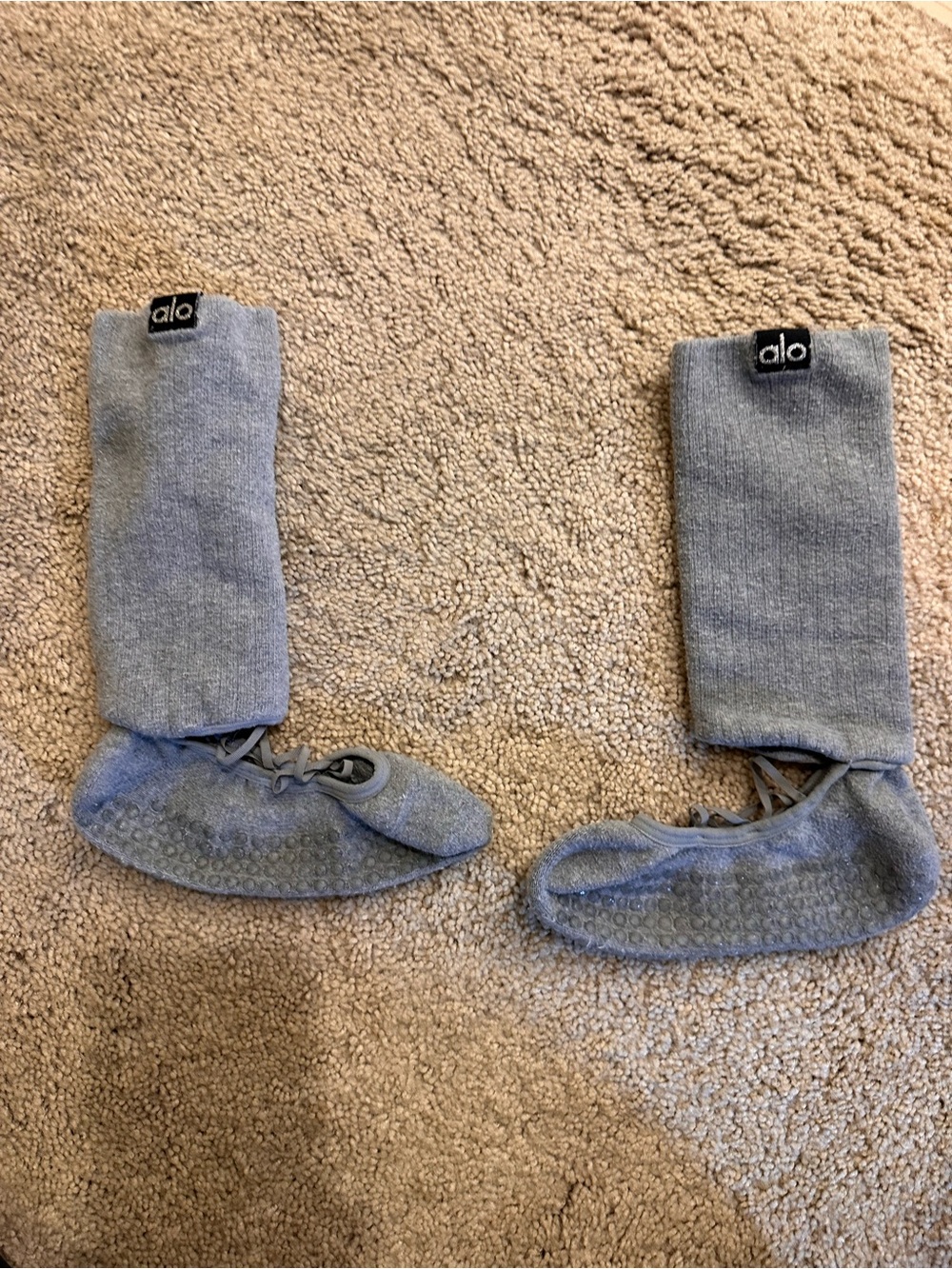 ALO Yoga Women’s Strappy Siren Gray Grip Socks - Non-Slip - Picture 2 of 2